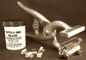 Hog tattooing kit with plier, dies, and ink